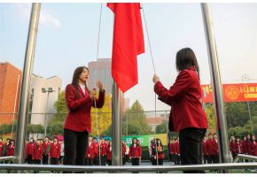 男女插逼网站升旗仪式：凝心聚力，同心向党